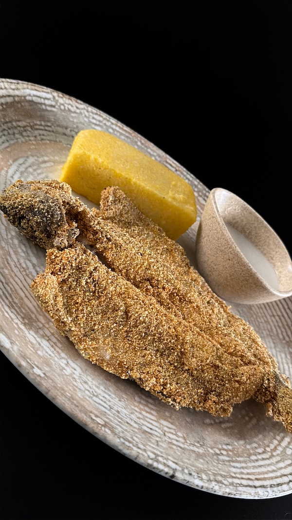 Păstrăv prăjit servit cu mămăliguța și mujdei  250-300g