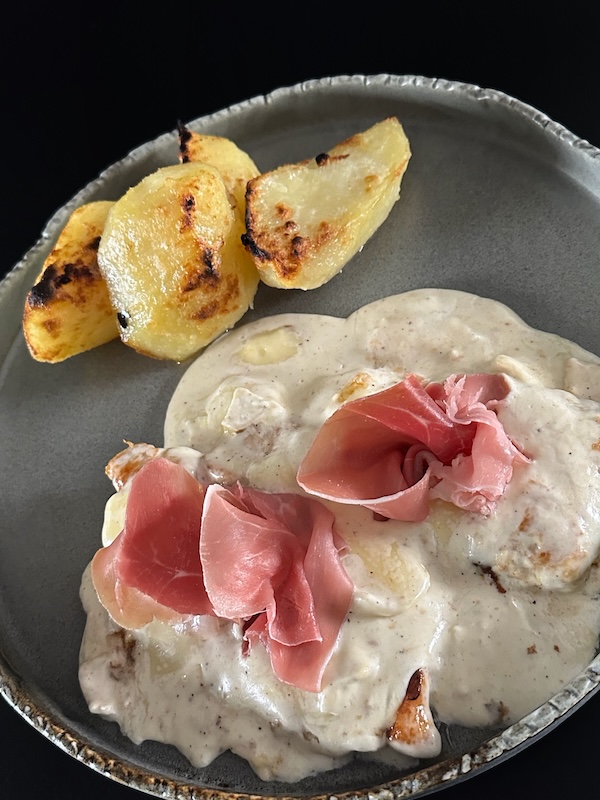 Piept de curcan cu camembert și prosciutto crudo  300g